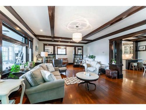 38 4 Street Nw, Medicine Hat, AB - Indoor Photo Showing Living Room