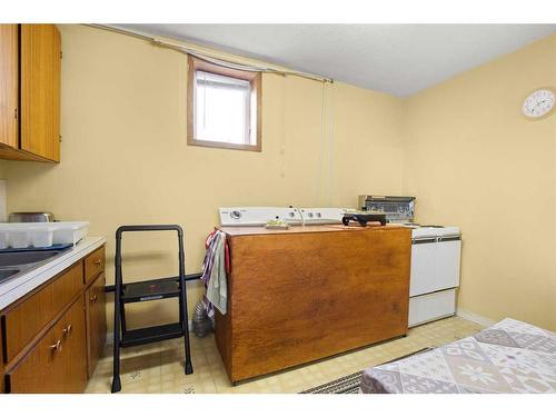 431 3 Street West, Empress, AB - Indoor Photo Showing Laundry Room