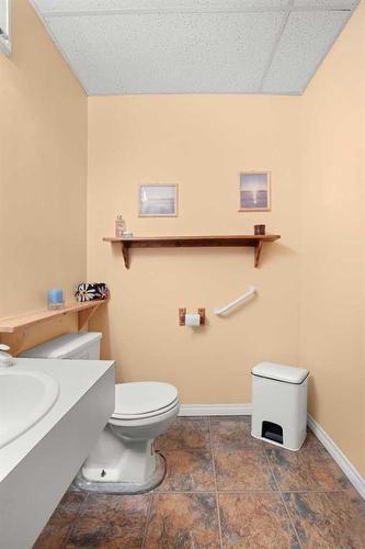 431 3 Street West, Empress, AB - Indoor Photo Showing Bathroom