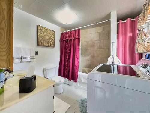 30 1 Street West, Rural Cypress County, AB - Indoor Photo Showing Bathroom