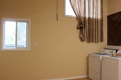 102 4 Avenue East, Bow Island, AB - Indoor Photo Showing Laundry Room