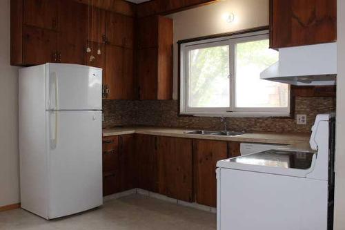 102 4 Avenue East, Bow Island, AB - Indoor Photo Showing Kitchen With Double Sink