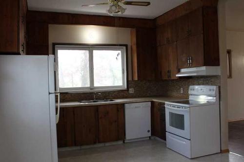 102 4 Avenue East, Bow Island, AB - Indoor Photo Showing Kitchen