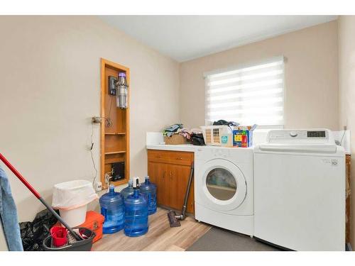 122 8 Street Sw, Medicine Hat, AB - Indoor Photo Showing Laundry Room