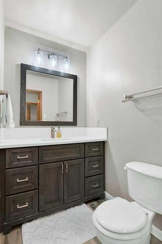 122 8 Street Sw, Medicine Hat, AB - Indoor Photo Showing Bathroom