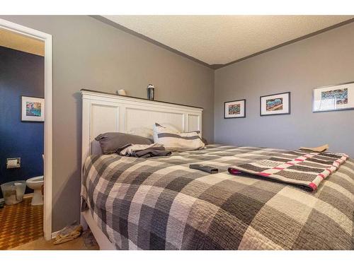 90 Cooper Road Se, Medicine Hat, AB - Indoor Photo Showing Bedroom