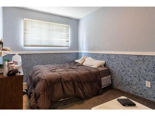 90 Cooper Road Se, Medicine Hat, AB - Indoor Photo Showing Bedroom