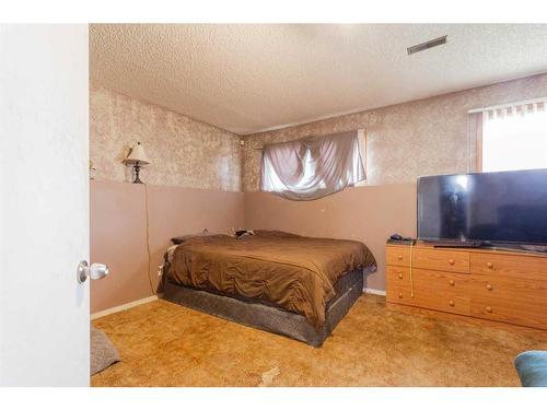 90 Cooper Road Se, Medicine Hat, AB - Indoor Photo Showing Bedroom