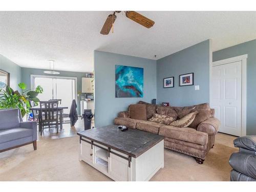 90 Cooper Road Se, Medicine Hat, AB - Indoor Photo Showing Living Room