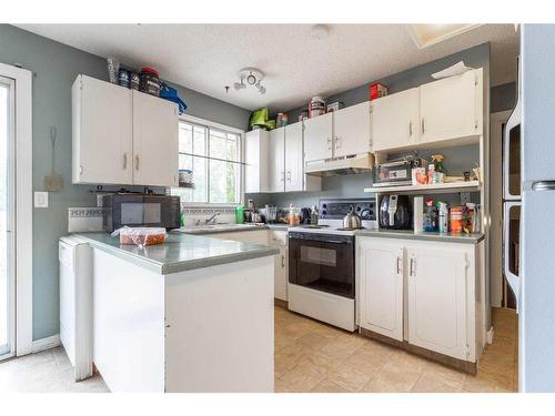 90 Cooper Road Se, Medicine Hat, AB - Indoor Photo Showing Kitchen