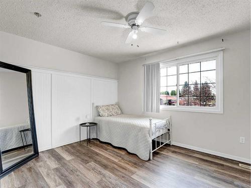 24 Clark Crescent Se, Medicine Hat, AB - Indoor Photo Showing Bedroom