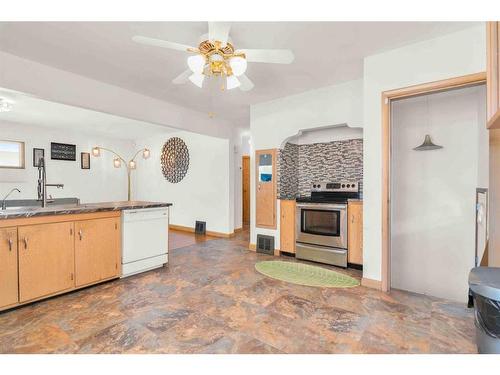 149 4 Street Sw, Medicine Hat, AB - Indoor Photo Showing Kitchen With Double Sink