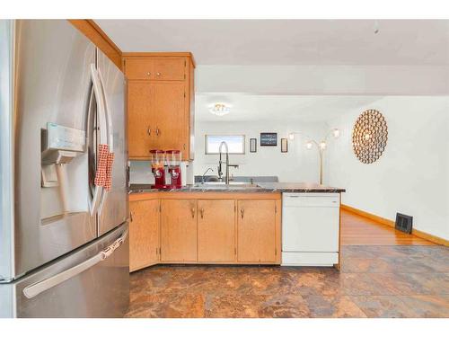 149 4 Street Sw, Medicine Hat, AB - Indoor Photo Showing Kitchen