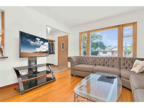 149 4 Street Sw, Medicine Hat, AB - Indoor Photo Showing Living Room