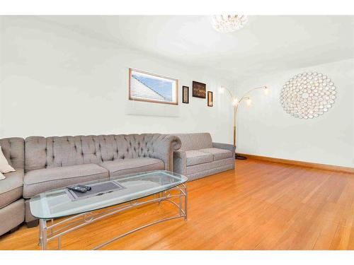 149 4 Street Sw, Medicine Hat, AB - Indoor Photo Showing Living Room