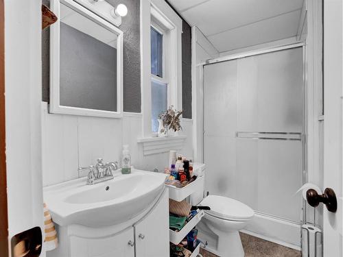 67 8 Street Ne, Medicine Hat, AB - Indoor Photo Showing Bathroom