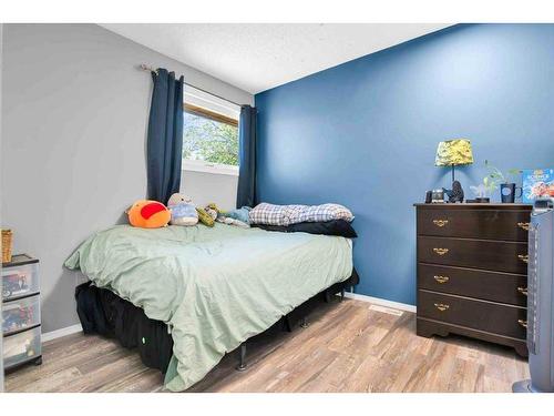 41 Rundle Crescent Se, Medicine Hat, AB - Indoor Photo Showing Bedroom