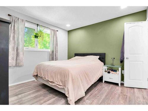 41 Rundle Crescent Se, Medicine Hat, AB - Indoor Photo Showing Bedroom