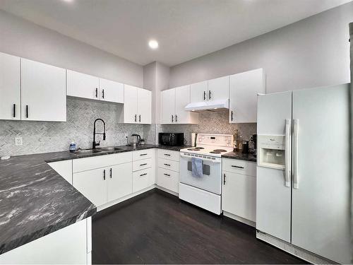 384 10 Street Se, Medicine Hat, AB - Indoor Photo Showing Kitchen With Double Sink