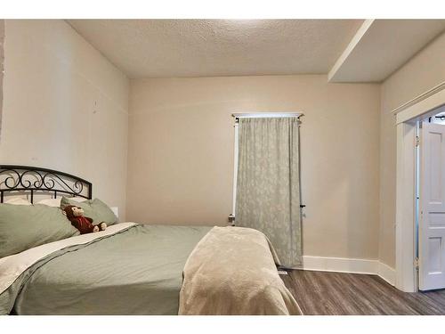 384 10 Street Se, Medicine Hat, AB - Indoor Photo Showing Bedroom
