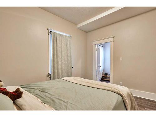 384 10 Street Se, Medicine Hat, AB - Indoor Photo Showing Bedroom