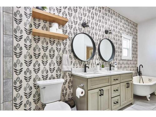 384 10 Street Se, Medicine Hat, AB - Indoor Photo Showing Bathroom