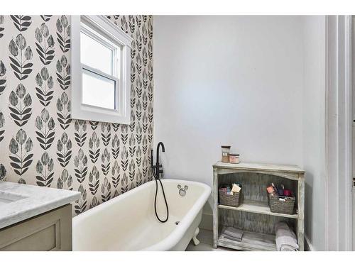 384 10 Street Se, Medicine Hat, AB - Indoor Photo Showing Bathroom