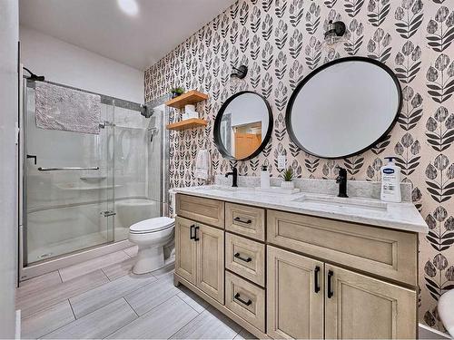 384 10 Street Se, Medicine Hat, AB - Indoor Photo Showing Bathroom