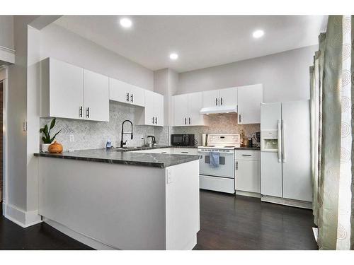 384 10 Street Se, Medicine Hat, AB - Indoor Photo Showing Kitchen