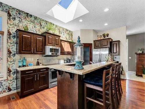 15 Somerset Place Se, Medicine Hat, AB - Indoor Photo Showing Kitchen With Upgraded Kitchen