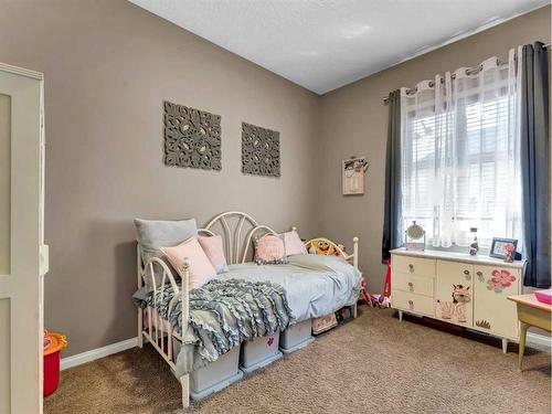 15 Somerset Place Se, Medicine Hat, AB - Indoor Photo Showing Bedroom