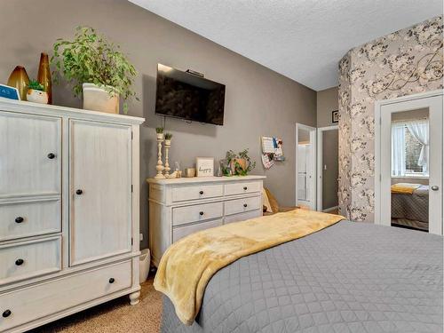 15 Somerset Place Se, Medicine Hat, AB - Indoor Photo Showing Bedroom