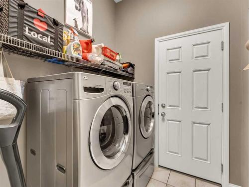 15 Somerset Place Se, Medicine Hat, AB - Indoor Photo Showing Laundry Room