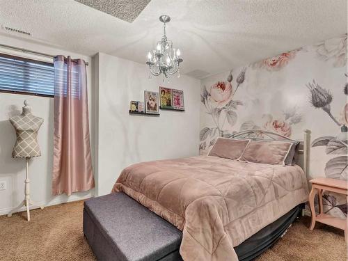 15 Somerset Place Se, Medicine Hat, AB - Indoor Photo Showing Bedroom