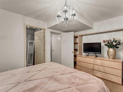 15 Somerset Place Se, Medicine Hat, AB - Indoor Photo Showing Bedroom