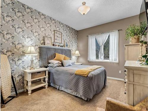 15 Somerset Place Se, Medicine Hat, AB - Indoor Photo Showing Bedroom