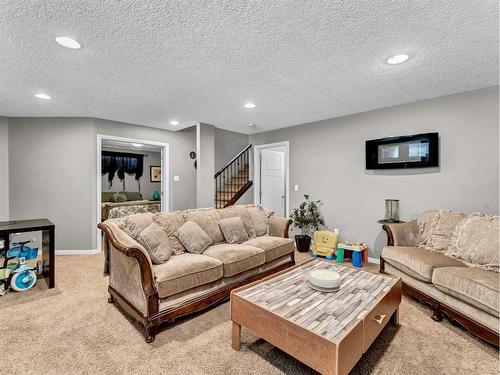 15 Somerset Place Se, Medicine Hat, AB - Indoor Photo Showing Living Room