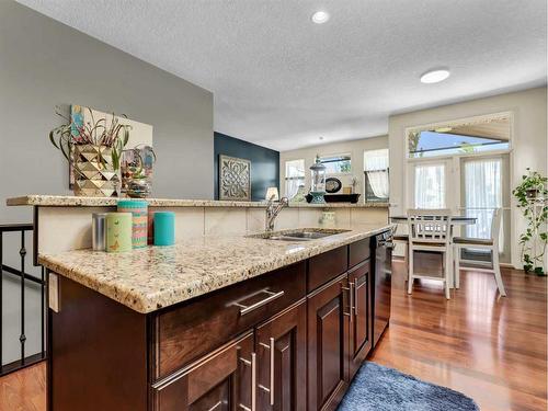 15 Somerset Place Se, Medicine Hat, AB - Indoor Photo Showing Kitchen