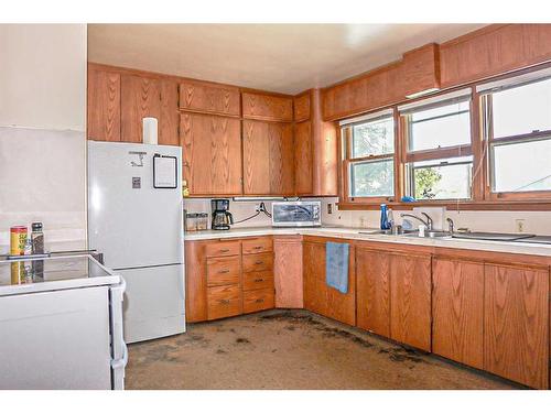 615 11 Street Sw, Medicine Hat, AB - Indoor Photo Showing Kitchen With Double Sink