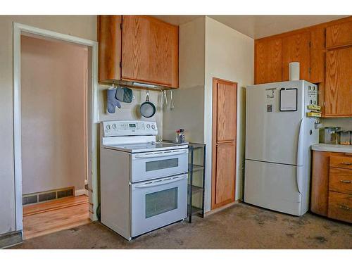 615 11 Street Sw, Medicine Hat, AB - Indoor Photo Showing Kitchen