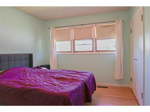 615 11 Street Sw, Medicine Hat, AB - Indoor Photo Showing Bedroom