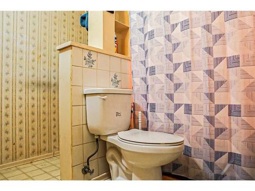 615 11 Street Sw, Medicine Hat, AB - Indoor Photo Showing Bathroom