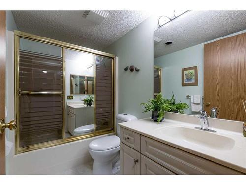 202-252 4 Street Se, Medicine Hat, AB - Indoor Photo Showing Bathroom