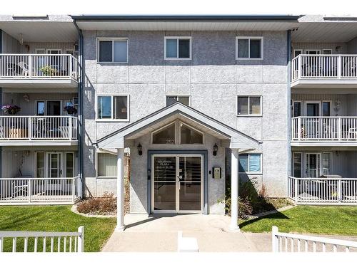 202-252 4 Street Se, Medicine Hat, AB - Outdoor With Balcony With Facade