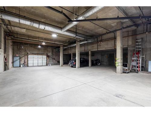 202-252 4 Street Se, Medicine Hat, AB - Indoor Photo Showing Garage