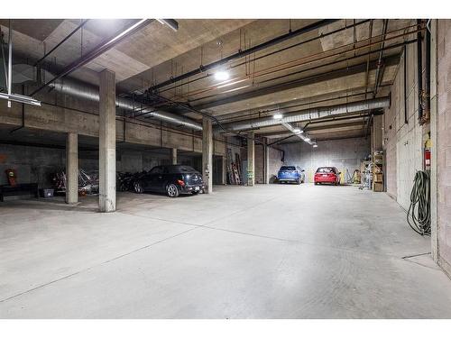 202-252 4 Street Se, Medicine Hat, AB - Indoor Photo Showing Garage