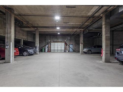 202-252 4 Street Se, Medicine Hat, AB - Indoor Photo Showing Garage