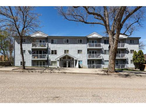 202-252 4 Street Se, Medicine Hat, AB - Outdoor With Balcony With Facade
