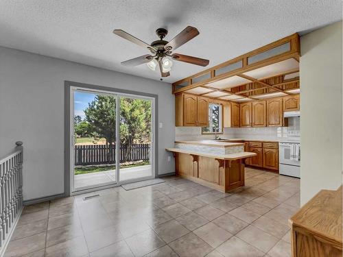 28 Cairney Crescent Se, Medicine Hat, AB - Indoor Photo Showing Kitchen