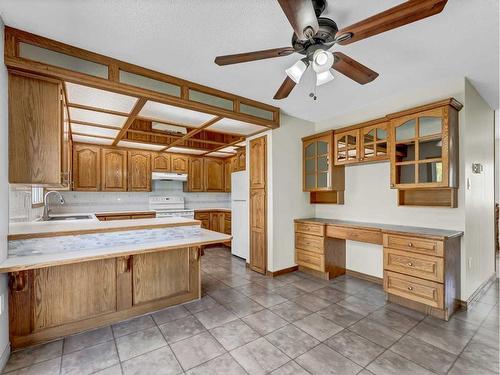 28 Cairney Crescent Se, Medicine Hat, AB - Indoor Photo Showing Kitchen